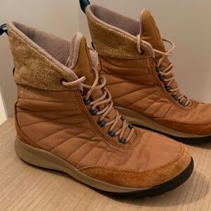 Columbia Women’s Winter Hiking Boots Size 10.5 Waterproof Omni-Grip Beige Tan